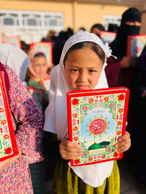 Afganistan'daki Mushaf dağıtımından bir kare