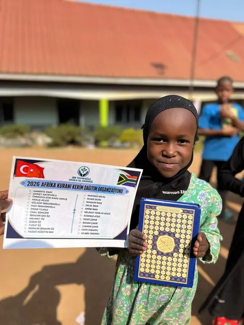 Kur’an-ı Kerim teslim alan öğrenciler